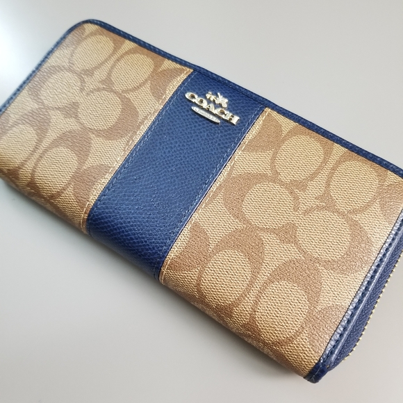 COACH Beautiful Large Zippy compact Wallet Signature - Picture 15 of 16
